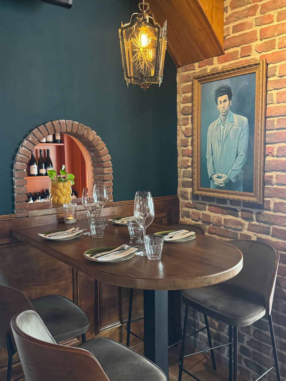 Een gedekte tafel in de Balagan Bar, met bakstenen muur en lantaarn