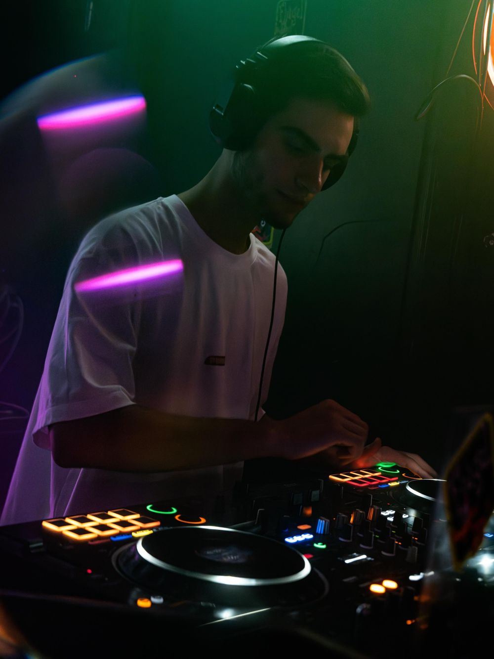 DJ achter de draaitafels
