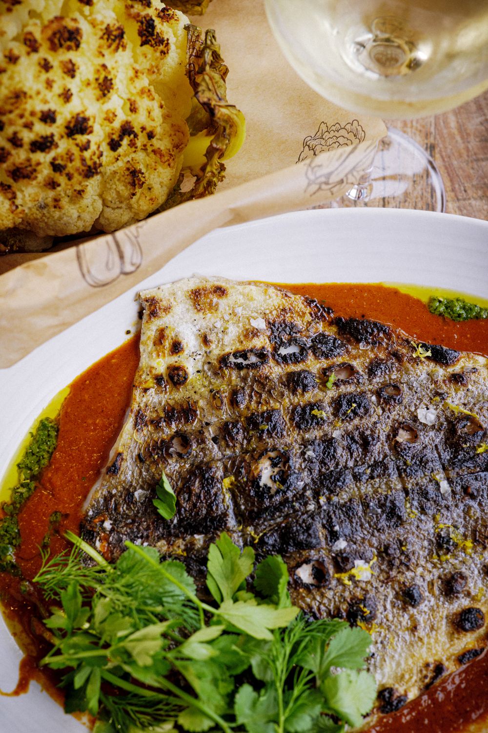 Gegrilde vis met saus en verse kruiden
